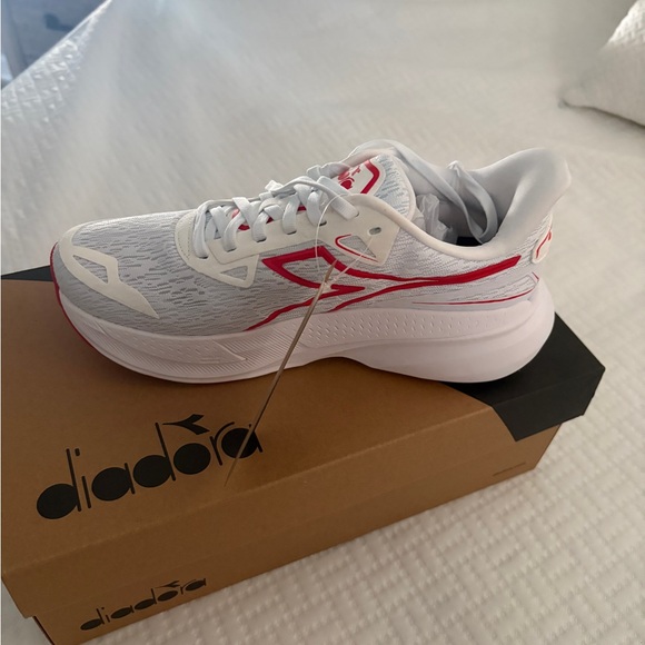 Diadora Nucleo 2 White and Red Athletic Shoes - Picture 2 of 6
